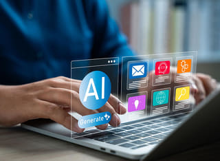 Kezdő kriptovaluta-befektető, aki megismeri a mesterséges intelligencia által vezérelt automatikus kereskedelem alapelveit
